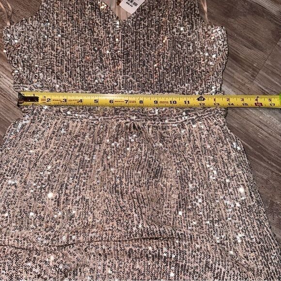 Nwt Women's DRAPER JAMES RSV V-Neck Sequin Dress
by DRAPER JAMES RSVP SZ 8 - Picture 10 of 16